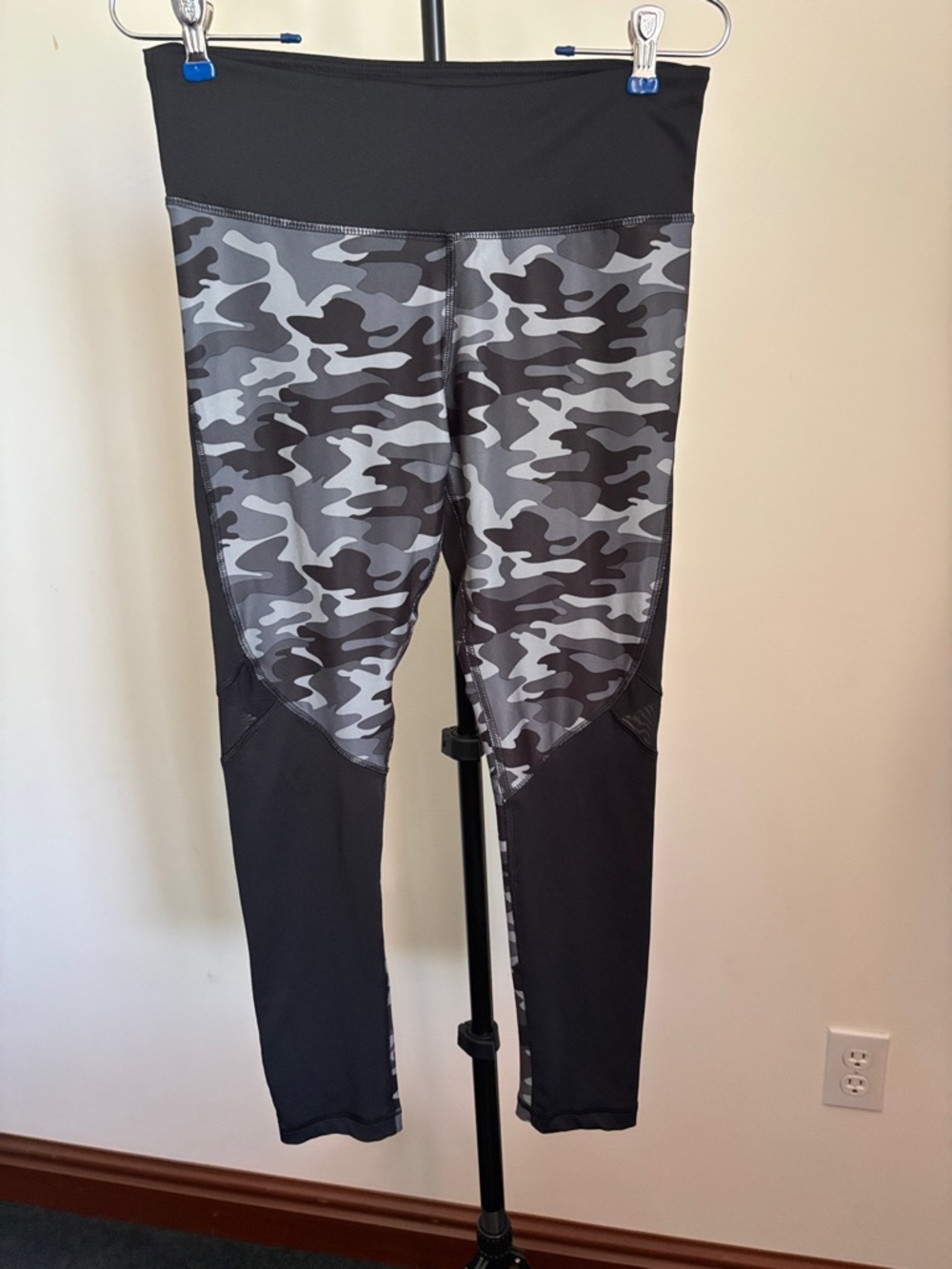 VIP Gray & Black Camo High-Waist Performance Leggings
